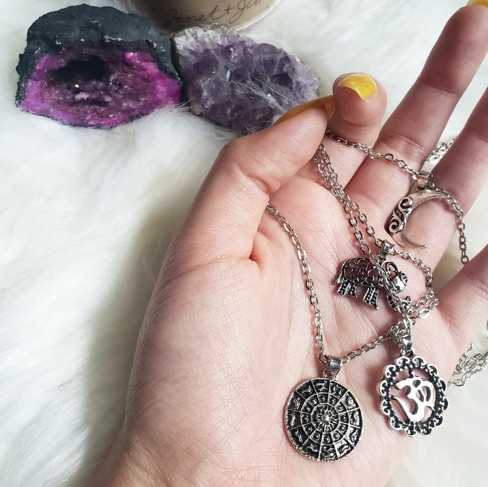 Everly ♡ Necklace - Picture 3 of 4